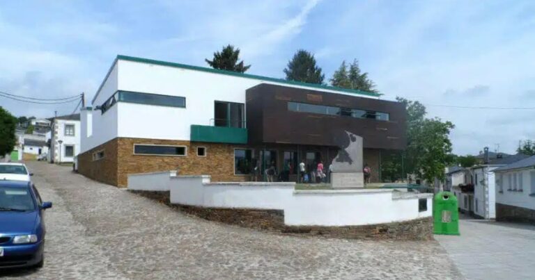 Albergue de la Xunta de Galicia Portomarin Camino de Santiago Frances 768x403